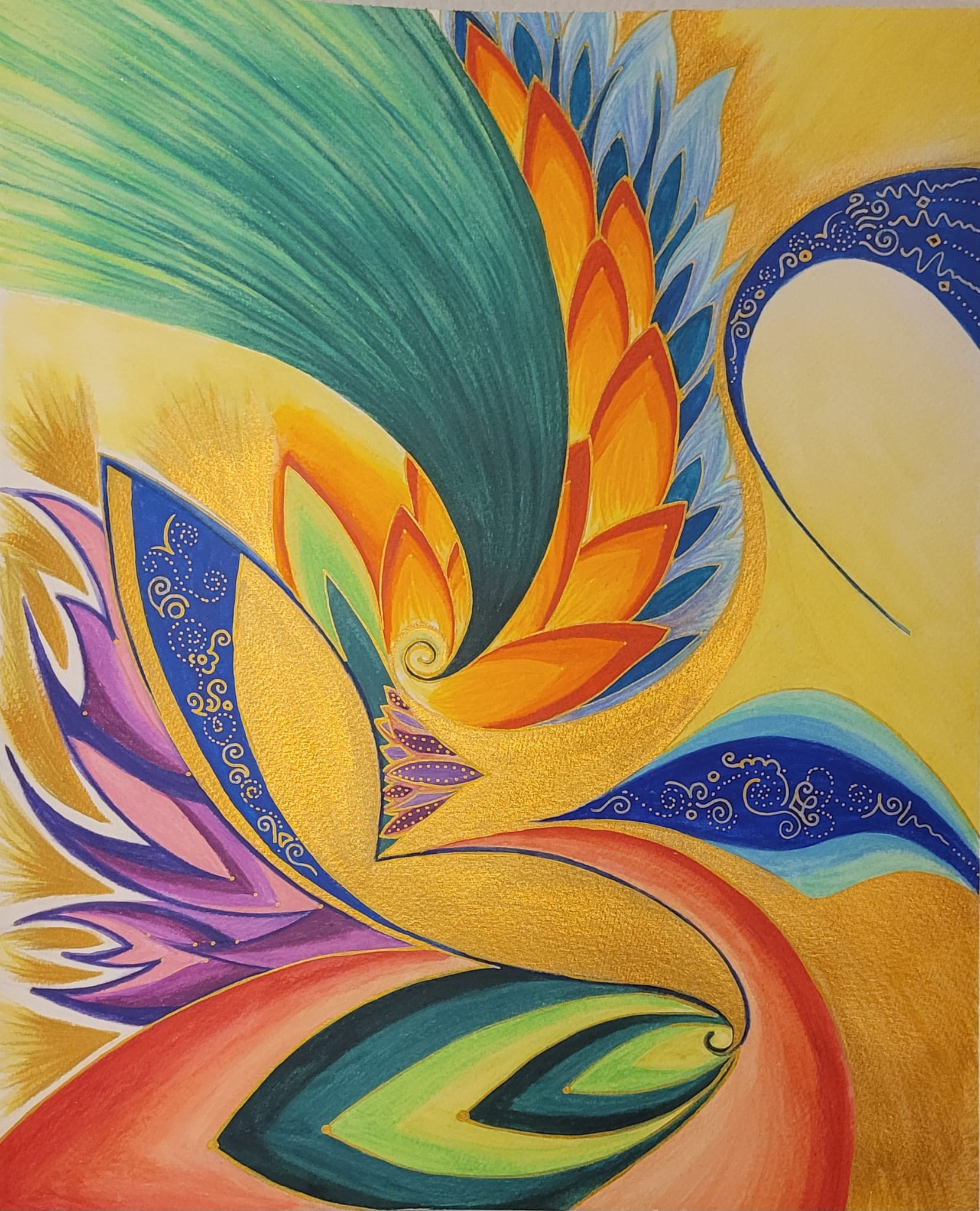 Une fleur de flammes orange s’élève en spirale entre une plume vert émeraude, des pétales violets et une vague bleu nuit ornée de motifs dorés, sur un fond d’or scintillant.
