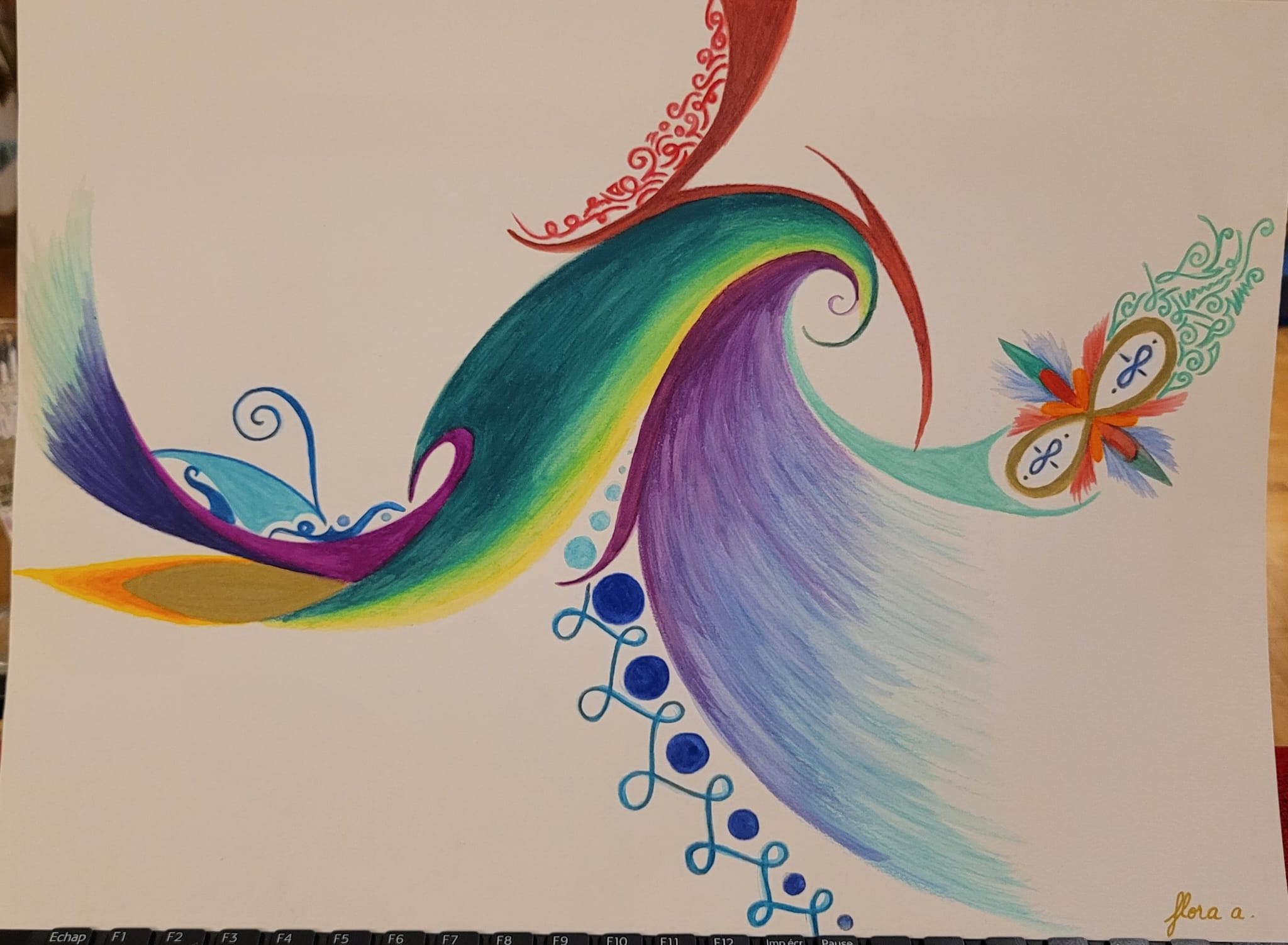 Sur fond blanc, une vague sarcelle et jaune s’enroule vers une plume violette qui s’étire en mèches légères, entourée d’un croissant rouge ciselé, d’un infini doré fleuri et d’une chaîne de cercles et de boucles bleus.